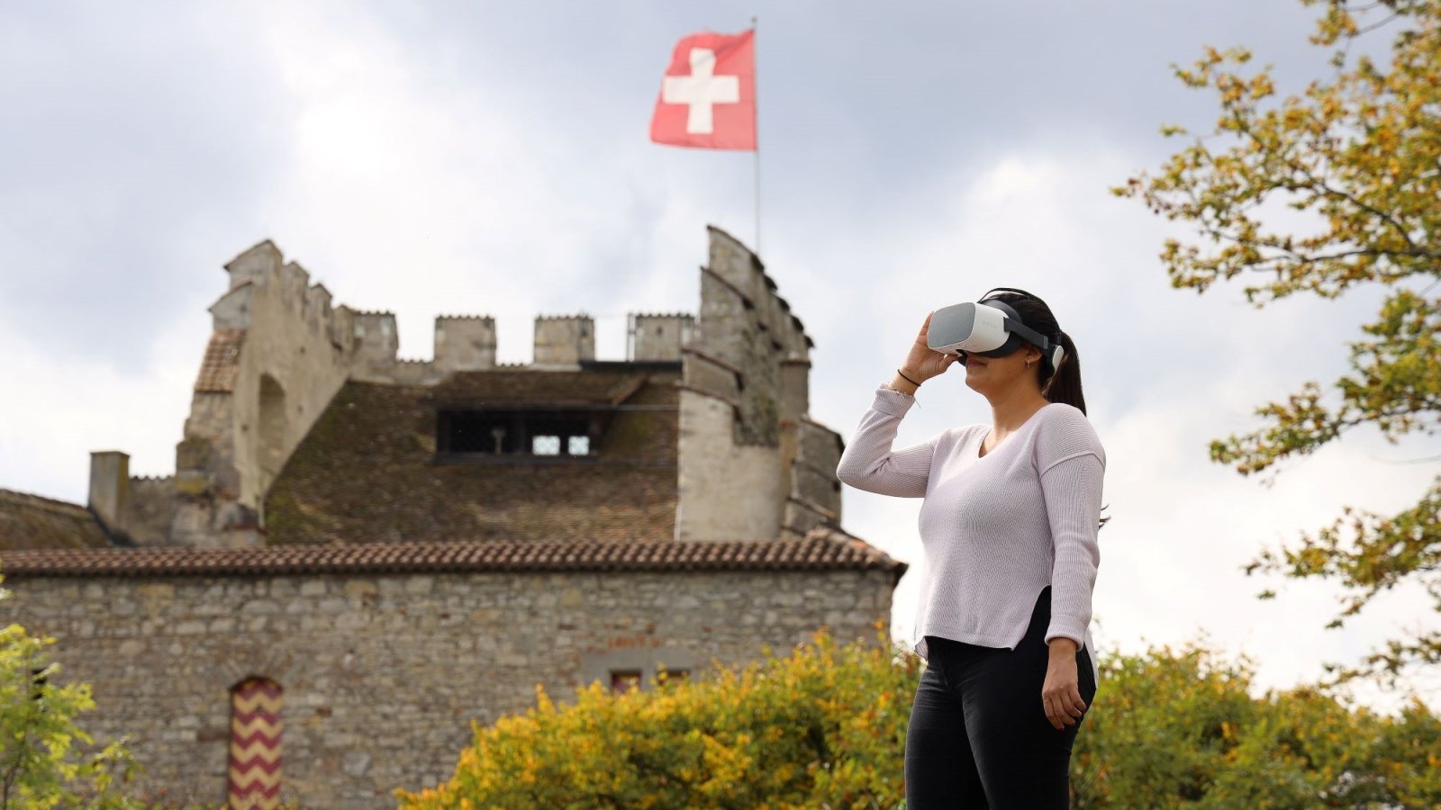 Wie gross Schloss Habsburg einst war, lässt sich heute nur noch erahnen. Von der ehemaligen Doppelburg steht noch der hintere Teil, der Rest ist über die Jahrhunderte weitgehend verfallen. Mit einer VR-Brille starten Besucherinnen und Besucher einen abenteuerlichen 360-Grad-Rundflug über die Burg um das Jahr 1200.