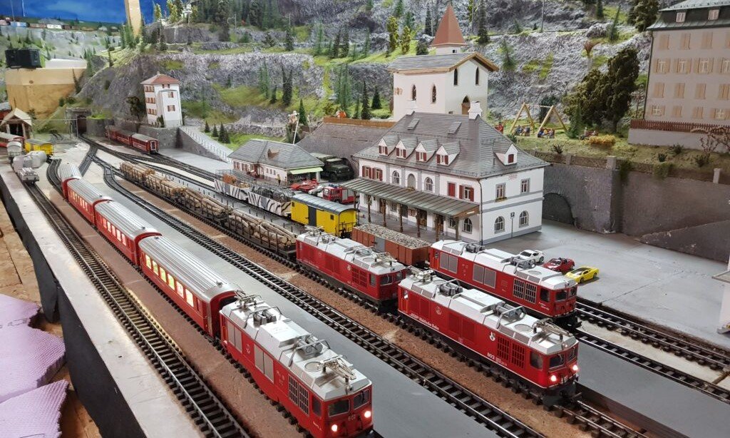 Verschiedene Zugkompositionen am Bahnhof - Modellbahn/Modelleisenbahn Meiringen