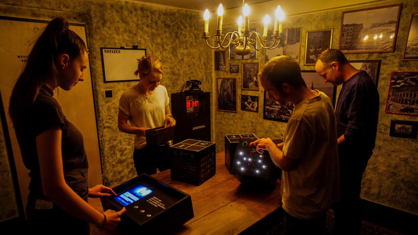 Zusammen tüfteln und die Lösung suchen - Escape Factory Sursee