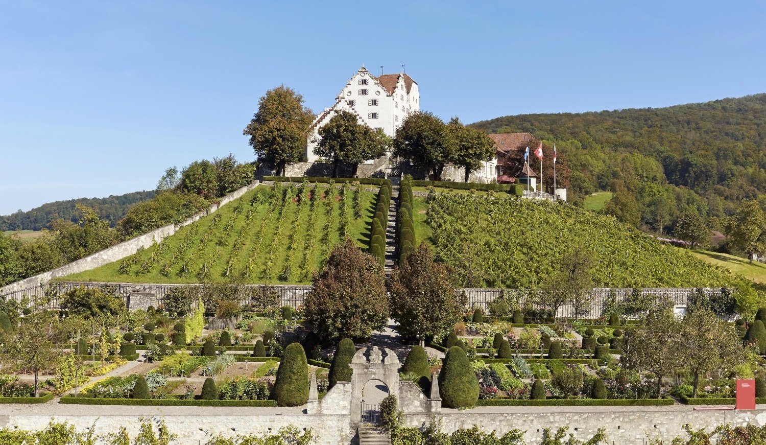 Aussenaufnahme des Museums Schloss Wildegg mit dem Barockgarten