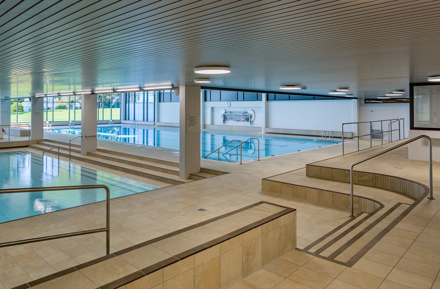 Eingangsbereich mit Blick auf das Hallenbad, Fitnesspark Hallenbad Oberhofen