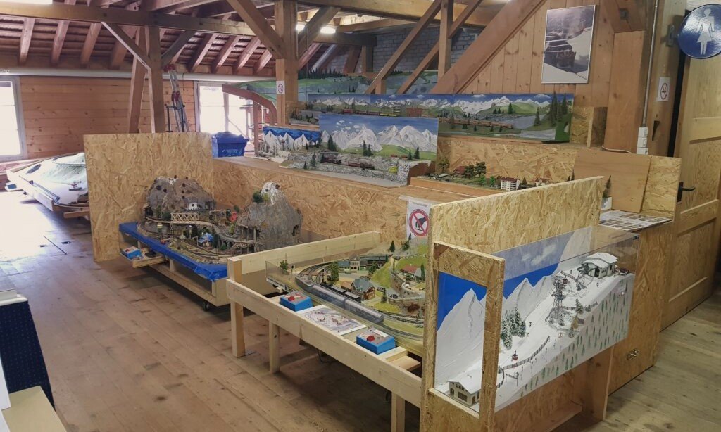 Blick auf die verschiedenen auch kleineren Ausstellungsflächen - Modellbahn/Modelleisenbahn Meiringen